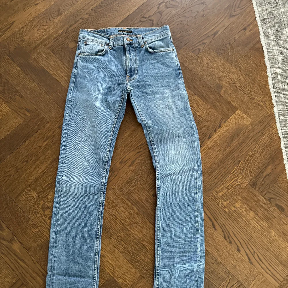 Säljer dessa nudie jeans i helt okej skick, vita fläckar där bak som knappt syns. Skriv vid eventuella frågor!. Jeans & Byxor.
