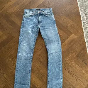 Säljer dessa nudie jeans i helt okej skick, vita fläckar där bak som knappt syns. Skriv vid eventuella frågor!