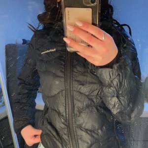 svart peakperformance jacka - använder den inte längre , köpte den för någon höst sedan, vill gärna bli av med den💞pris kan diskuteras