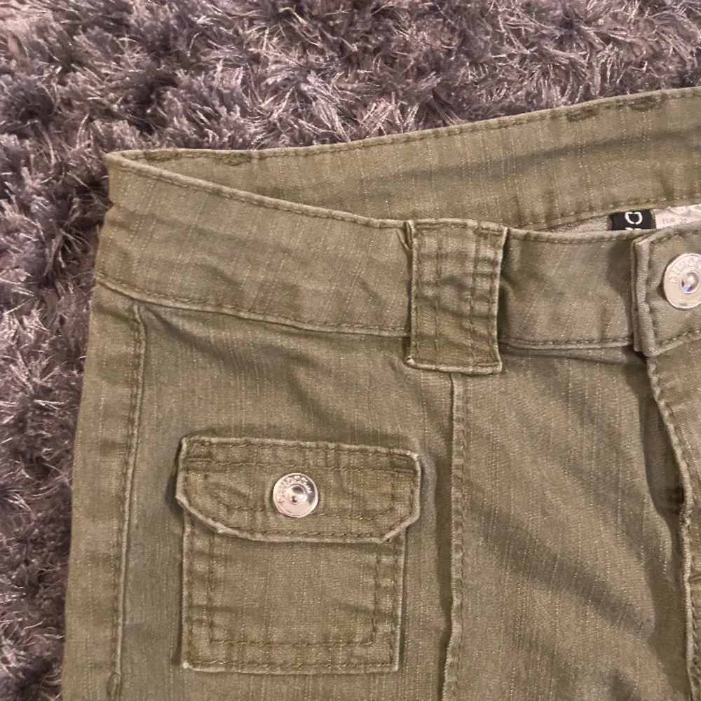 Topp skick gröna jeans som är trendiga just nu. Skit snygga till tex en vit topp. Skriv privat för funderingar & pris kan diskuteras 🩵.. Jeans & Byxor.