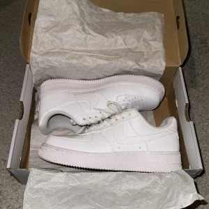 Air force 1 - Kritvita airforce one. Endast använda en gång, box medföljer. Säljer pga att de va för små. Billig vid snabb affär.