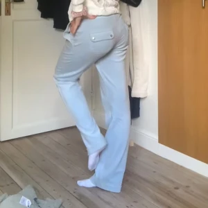 Juicy byxor - Säljer mina juicy byxor nu då de inte längre kommer till så mycket användning! Dem är i bra skick och i en ljusblå färg! Är osäker på vad färgen heter då jag köpte dessa innan den nya ljusblå färgen släpptes men skulle gissa på nantucket breeze🩵