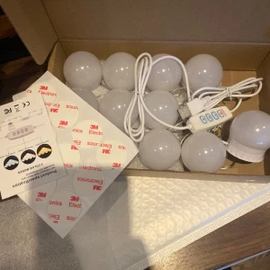  spegel lampor  -  beställde tolv stycken spegel lampor men trodde att det var lampor+spegel så jag missuppfattade det därför säljer jag nu de. Det finns klister med för att sätta upp dom och de har tre olika ljuslägen (finns på sista bilden) Ordpris= 600 säljer=400