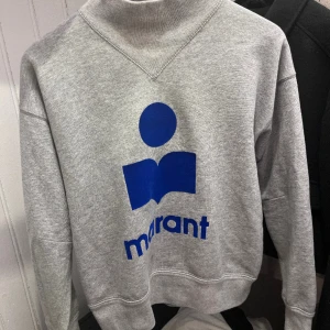 Isabel marant tröja - Isabel marant tröja med krage🩵 stl 36 och köpt på nk för 3200kr. Den har en liten fläck men har inte försökt tvätta bort den så är ganska säker på att den går bort❣️ använd två gånger💕Skulle även kunna byta mot en utan krage🩵🤘🤘