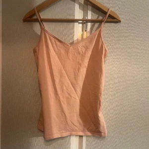 Linne från Cubus med finfärg  - Storlek M, lagom urringning 94% bomull 6% estan