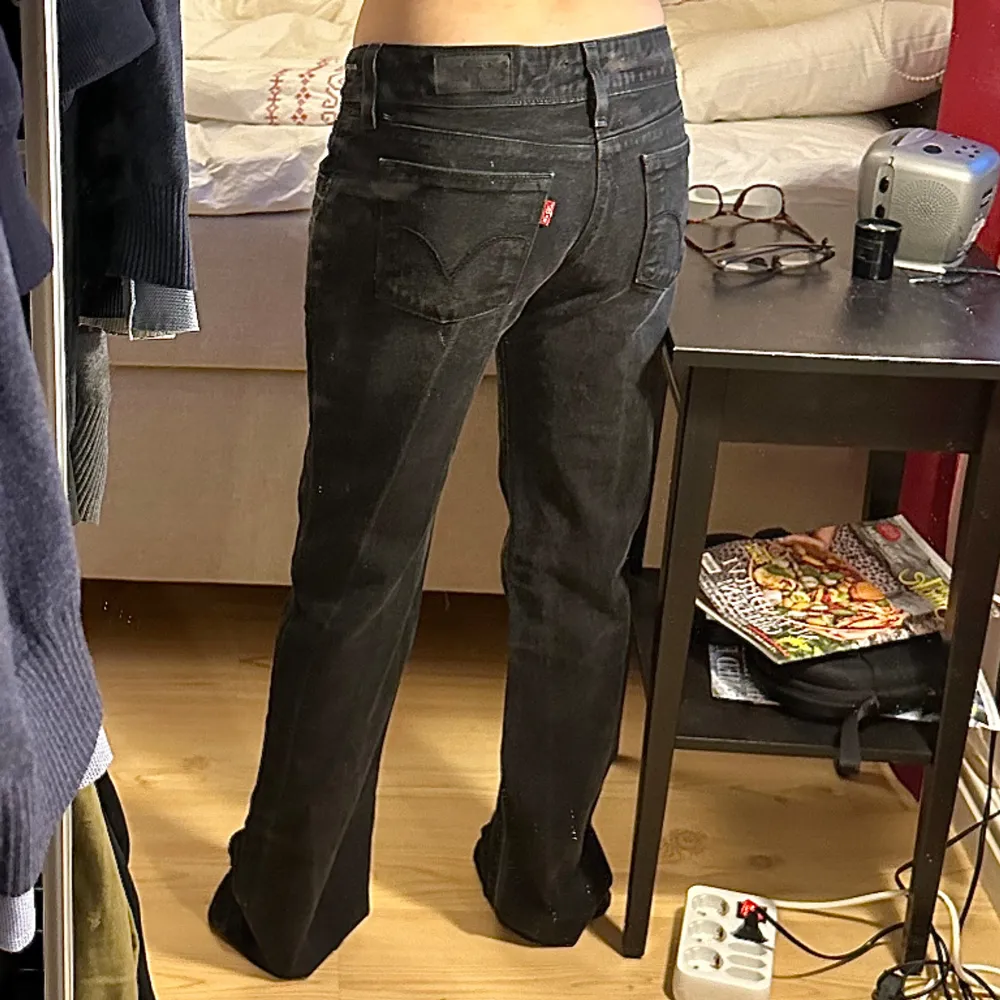 Säljer ett par jättefina raka lågmidjade Levis jeans i storlek W29 L34 som passar en S (jag har storlek xs därför större på mig) jättefint skick, köpta på 2000-talet runt ca 1200kr. Jeans & Byxor.