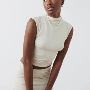 Soft touch topp - Säljer denna fina topp från gina då den är lite för liten på mig, använd en gång och är i fint skick 🤩