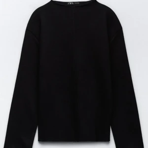 Tröja soft med söm på framsidan.  - Svart långarmad tröja från zara med en söm på framsidan💌