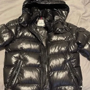 Moncler maya  - Säljer min moncler då jag har mer användning av andra jackor 💗skriv om du vill ha fler bilder 🫶🏻passar både tjej o kille 