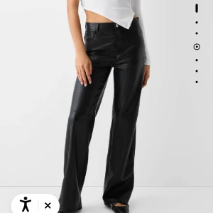 Bershka skinnbyxor - Helt nya skinnbyxor från Bershka i strl S som sitter jättebra och jätte skön i material. Säljer pga att jag råka beställa två i samma storlek. Köpta för 370kr och Säljer för 270kr.