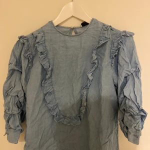 Jeans blus från Zara - En jeans liknande blus från Zara. Lite räfflade trekvarts armar. Bra skick och använd några gånger💕Tyget är ganska tunt, inte genomskinligt och liknar jeans tyg men är absolut inte riktigt jeans. Skriv för fler bilder.💘
