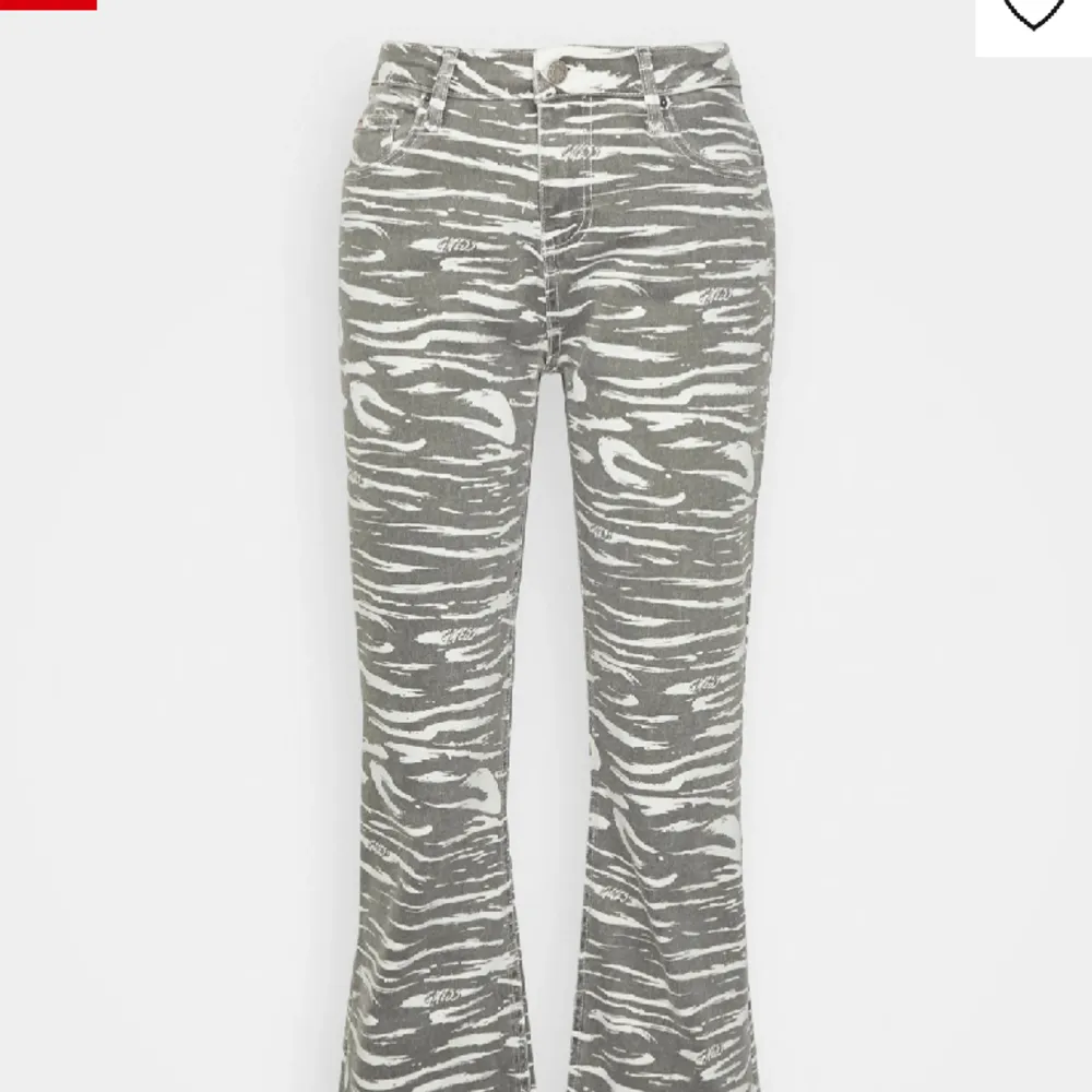 Snygga jeans från guss m zebra mönster otroligt gott skick använda 2grr❤️. Jeans & Byxor.