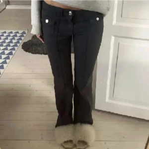 Hm cargo pants - Svarta cargo pants från H&m🤍 Hör av dig vid frågor eller för fler bilder!