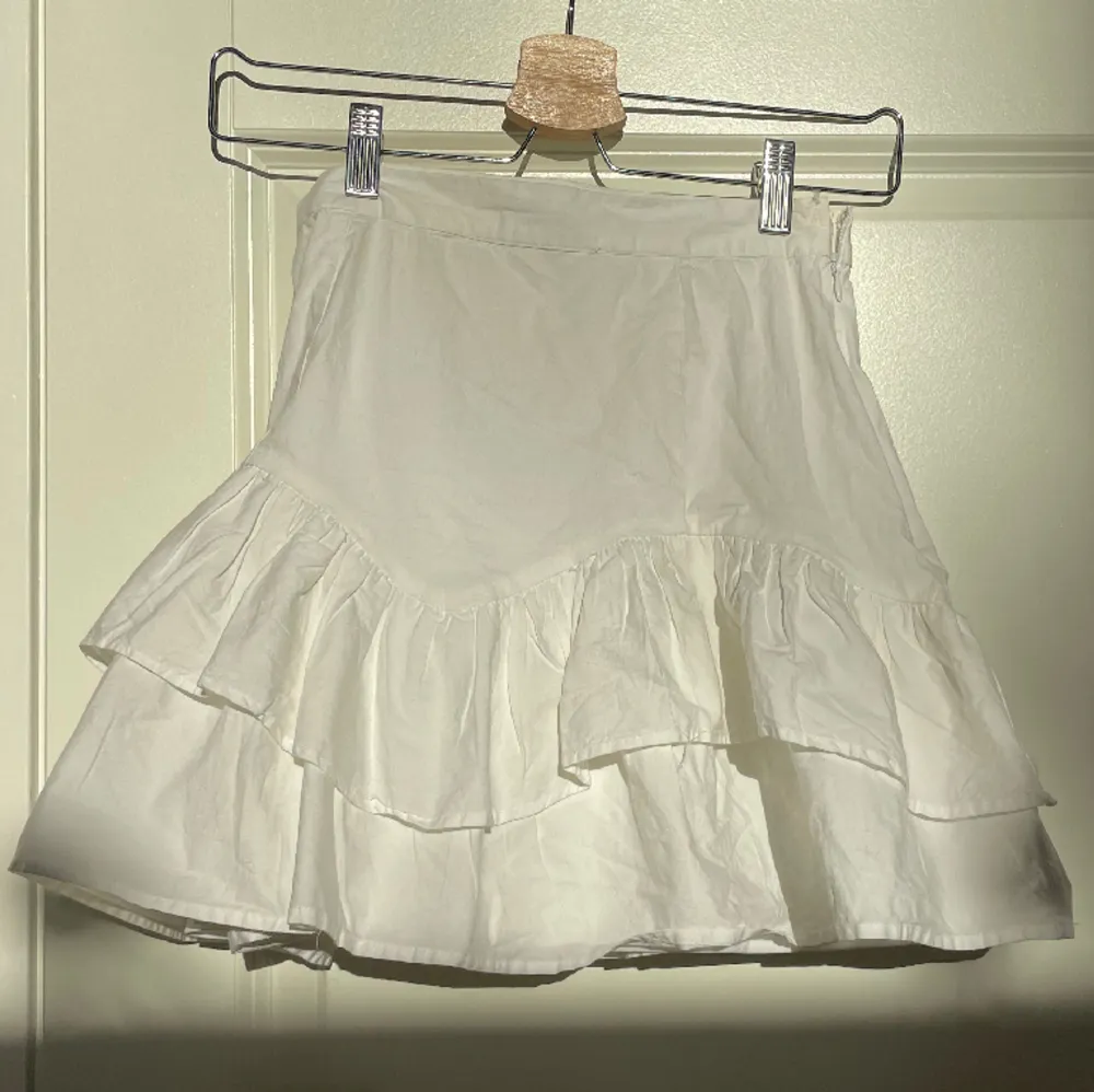 Jättefin vit kjol till sommaren! Köpt på nakd och aldrig använd💕. Kjolar.