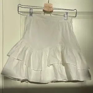 Jättefin vit kjol till sommaren! Köpt på nakd och aldrig använd💕