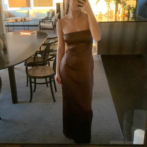 Brun långklänning i silke - Klänning i silke från Reformation. Använd en gång, perfekt skick. Org pris 4450kr