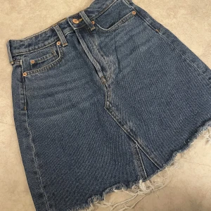 Jeanskjol - Kosta jeanskjol med hög midja från H&M i braskick 