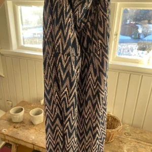 Lång kjol - Lång kjol med fint fönster. Aldrig använd och helt nytt skick💕 Går även att använda som tub klänning. Ribbad högst upp. 🎀