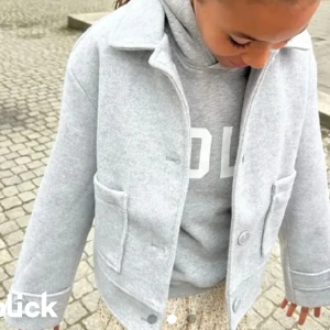 Lager 157 kappa - kort kappa från Lager i nyskick, så snygg vår, höst jacka 10/10 skick helt ny❤️