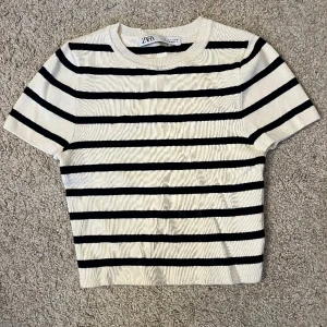 T-shirt / cropped top  - Oanvänd t-shirt/cropped top från zara i storlek S. Kan lösa fler bilder vid önskemål