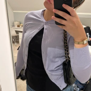 Kofta - Detta är en super gullig lila kofta ifrån Filippa k,ÄLSKAR den men tyvärr är den kort i armarna och derför kan jag inte längre använda den :(❤️❤️