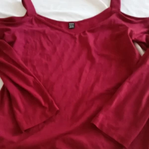 Tröja - Typ vinröd tröja med bara axlar och linne över axlarna. Från Shein strl 44 men skulle säga M eller liten L 