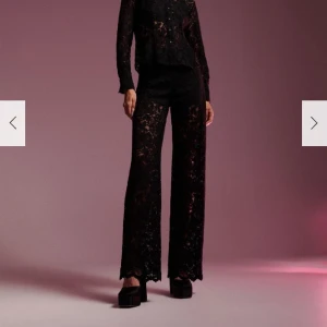 Svarta spetsbyxor  - Säljer mina skitsnygga spetsbyxor i helt nytt skick pga att dem inte passar mig. Storlek S.