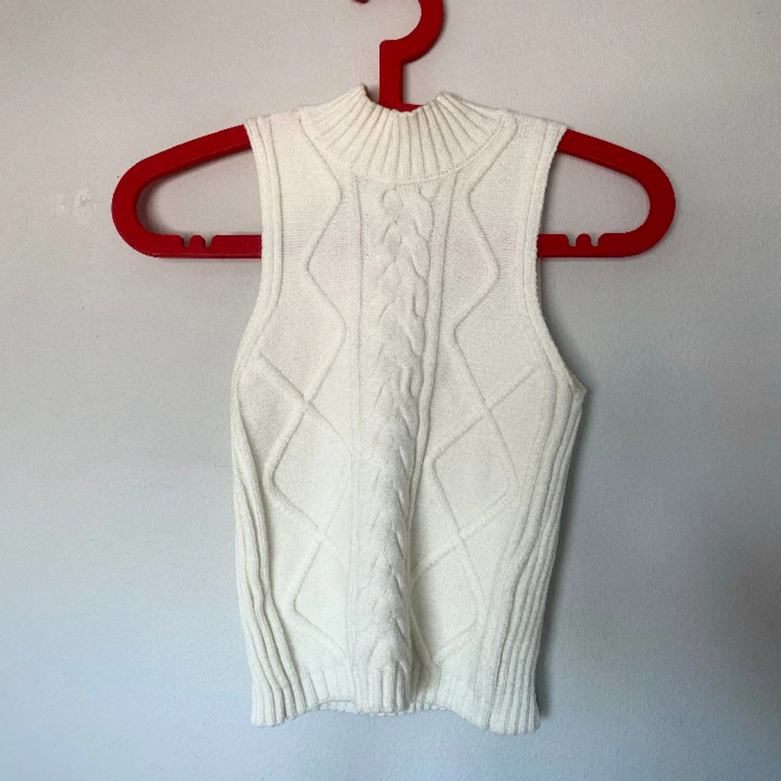 Vitt ribbstickat linne