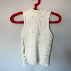 Vitt ribbstickat linne - Ett sjukt snyggt, knappt använt linne från stay. 🌺 