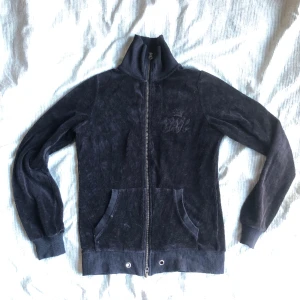 GANT velour zip-up - GANT velour zip-up, har legat länge k garderoben så lite dammig