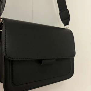 Axelremsväska NY - Superfin helt ny axelremsväska🤍 Kommer tyvärr inte ihåg vart den är ifrån men säljer pga. Att jag har för många väskor🥰