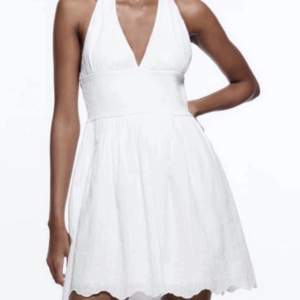 Jag säljer denna super fina vita klänning från zara. Funkar bra som studentklänning eller för studentfest! Klänningen är i nytt skick! 🤍🌸