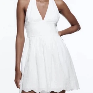 Vit Zara Klänning! 🤍 - Jag säljer denna super fina vita klänning från zara. Funkar bra som studentklänning eller för studentfest! Klänningen är i nytt skick! 🤍🌸