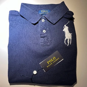 Ralph Lauren Piké  - Riktigt snygg Ralph Lauren piké i riktigt bra skick:(9/10). Den är sparsamt använd och nypris är 895 kr. Snygg nu till vår och sommar. Passar storlek Xs i vuxenstorlek. Köp fler i min profil och få mängdrabatt och fri frakt. Skriv för frågor! //Carl