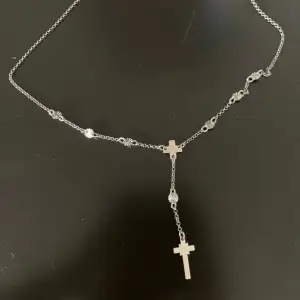 Halsband med kors 