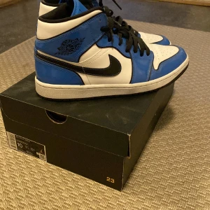 Air Jordan 1 signal blue - En perfekt skor för sommaren. Den är använd några gånger och är i bra skick. Pris kan diskuteras vid snabb affär. 