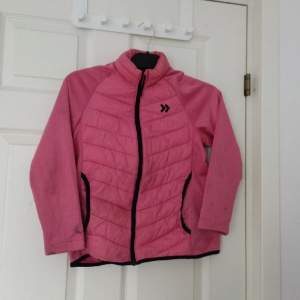 En rosa jätte fin jacka från 157. Säljer den pga för att den är för liten. Har lite fläckar på ena armen så jag säljer det billigare