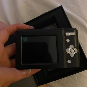 Digitalkamera  - Helt ny digitalkamera som jag aldrig använt för jag fick en annan i julklapp, köptes för 700 men säljer för 450. Laddare kommer med 