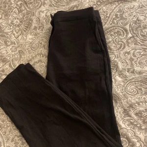 Kostym  - Svarta kostymbyxor från Kappahl köppt för 499kr