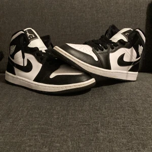 Jordan 1 mid black and White - Skorna är storlek 40.5 och andvända bara ett par gånger. De är i bra skick inga defekter elr liknande. En bra hög kvalitativ sko som passar till allt. Varan är helt äkta den är köpt på en Nike butik.