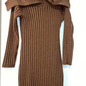 Stickad brun klänning - Stickad brun klänning använd bara en gång 
