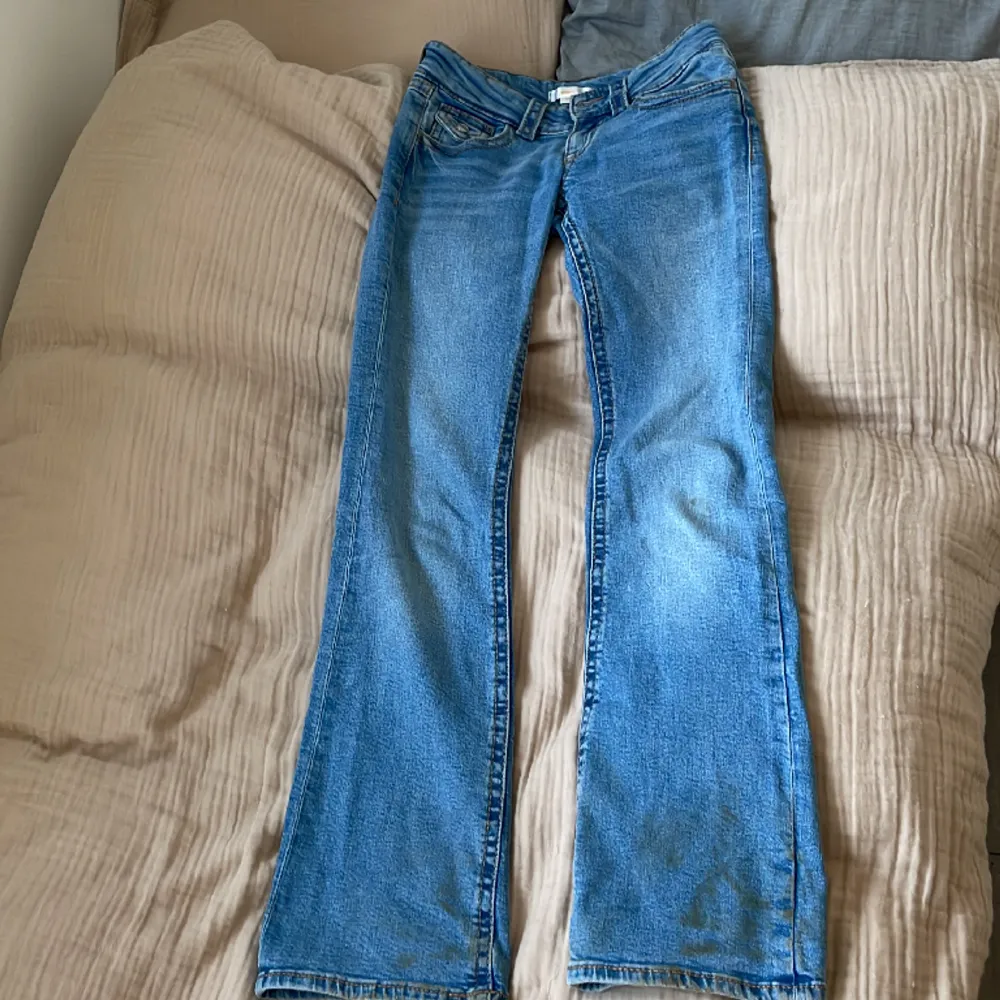Skut snygga lågmidjade ich utsvängda jeans från Gina. Säljer då jag knappt använder. Köpte dom i slutet av januari så nästan som nya❤️ . Jeans & Byxor.