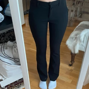kostymbyxor  - säljer dessa snygga mid waist kostymbyxor i bootcut från ellos då dem inte kommer till användning! stretchigt material. finns inte att köpa längre. modellen är 163💓 midjemått 34 cm rakt över, grenmått 21 cm, innerbenslängd ca 76 cm. 