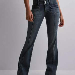 Säljer nu dessa Lågmidjade jeans från Nelly som är helt slutsålda!! Nypriset är 700kr och dom är nästan helt nya💕först till kvarn👍