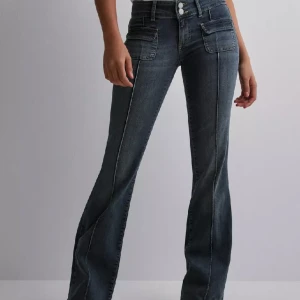 Slutsålda Nelly jeansen!! - Säljer nu dessa Lågmidjade jeans från Nelly som är helt slutsålda!! Nypriset är 700kr och dom är nästan helt nya💕först till kvarn👍