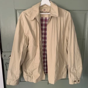 GANT jacka  - Beige jacka från Gant🙌 Herrmodell men passar egentligen vem som helst. Använd men i bra skick utan skador eller fläckar, har tre innerfickor🤗