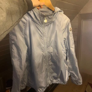 Moncler  - Har denna sjukt feta Moncler windbreakern i en väldigt sällsynt colorway. Den är i storlek 2 och i nyskick! Det finns noll flaws på den så jag skulle säga 10/10 skick. Skicka vid frågor eller för att ge bud!  Nypris: ca 9000kr  Pris kan diskuteras!!