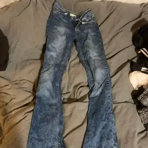 Utsvängda jeans från ginatricot använda 1 gång 