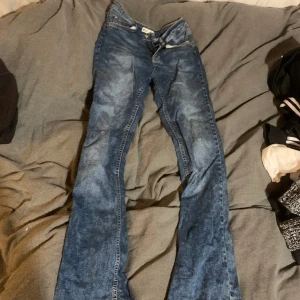 Utsvängda jeans  - Utsvängda jeans från ginatricot använda 1 gång 