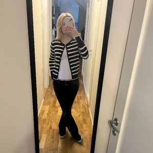 Stickad kofta - Säljer en superfin mörkblå/vit randig kofta med pärlor från zara. Nyskick då jag endast använt den 2 gånger. Är 169 lång och har storlek S. Bara hör av er om ni har några frågor eller funderingar!